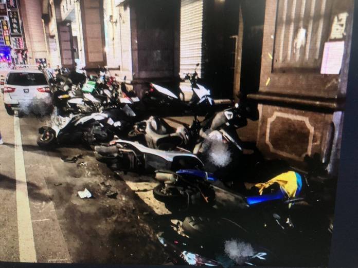 【有片】累過頭!桃園小客車疲勞駕駛恍神 撞翻路旁30機車 75 1983980