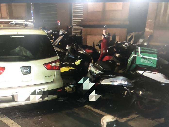 【有片】累過頭!桃園小客車疲勞駕駛恍神 撞翻路旁30機車 76 1983979