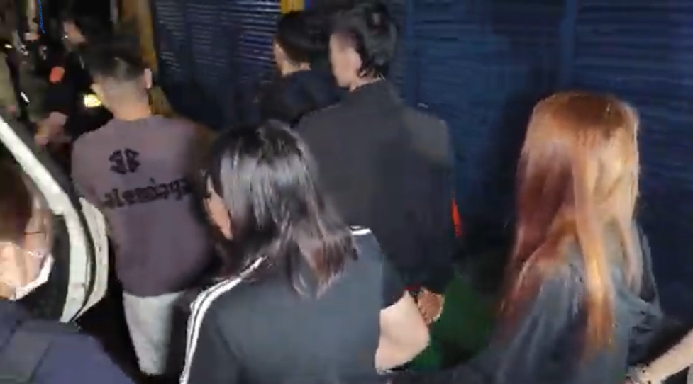 警方將一干男女毒蟲帶返所偵辦。(記者徐煜勝翻攝)