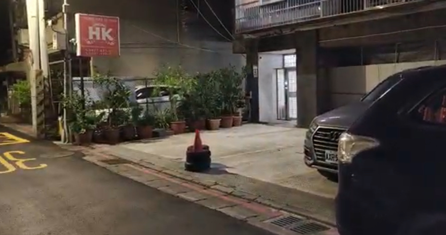 越式卡拉Ok位於巷內大樓地下室,極為隱密。(記者徐煜勝翻攝)