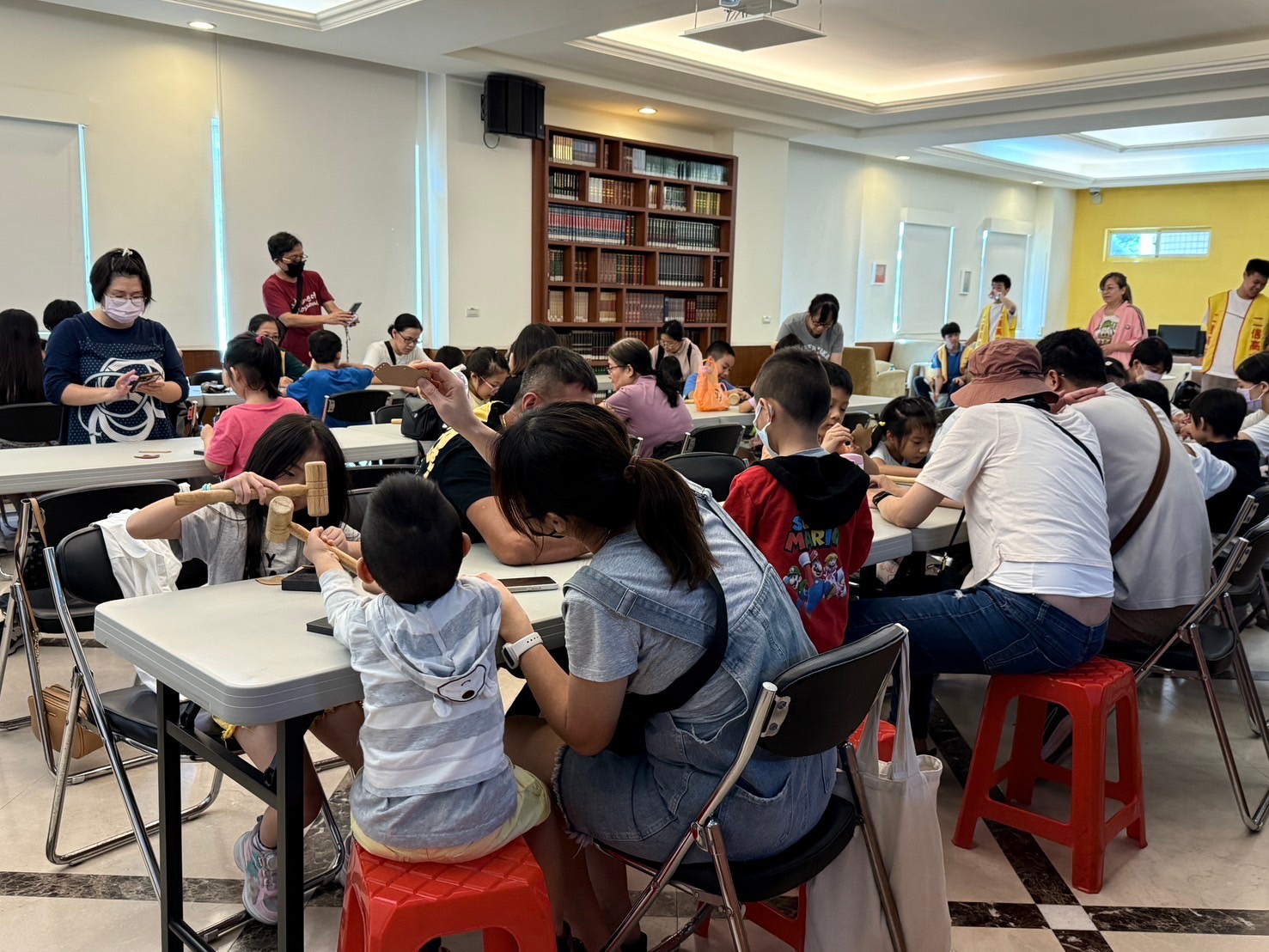 二信高中圖書館親子鞋作傳承產業創新共學
