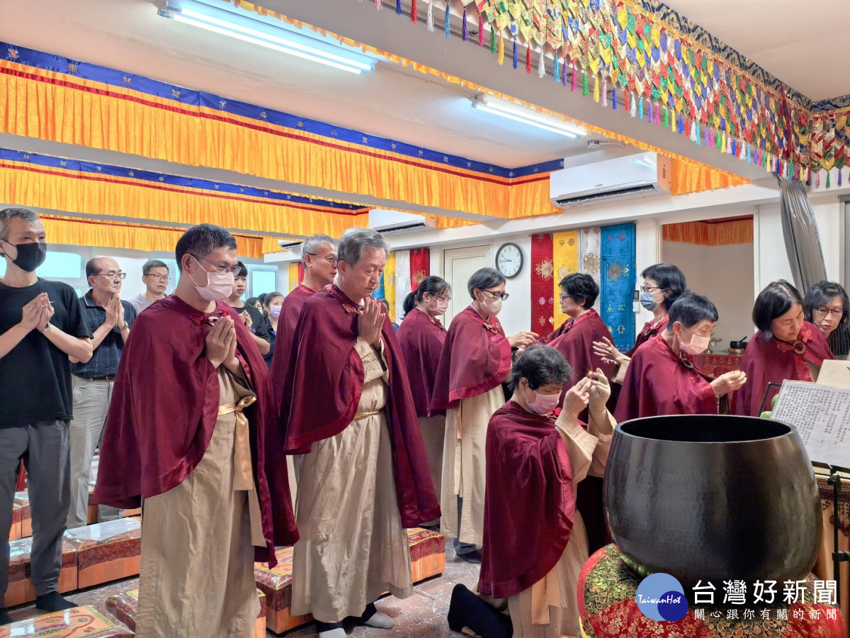 覺行弘法協會放生前,信眾於覺行弘法中心佛堂為蚯蚓們誦經念佛、舉行皈依儀式。