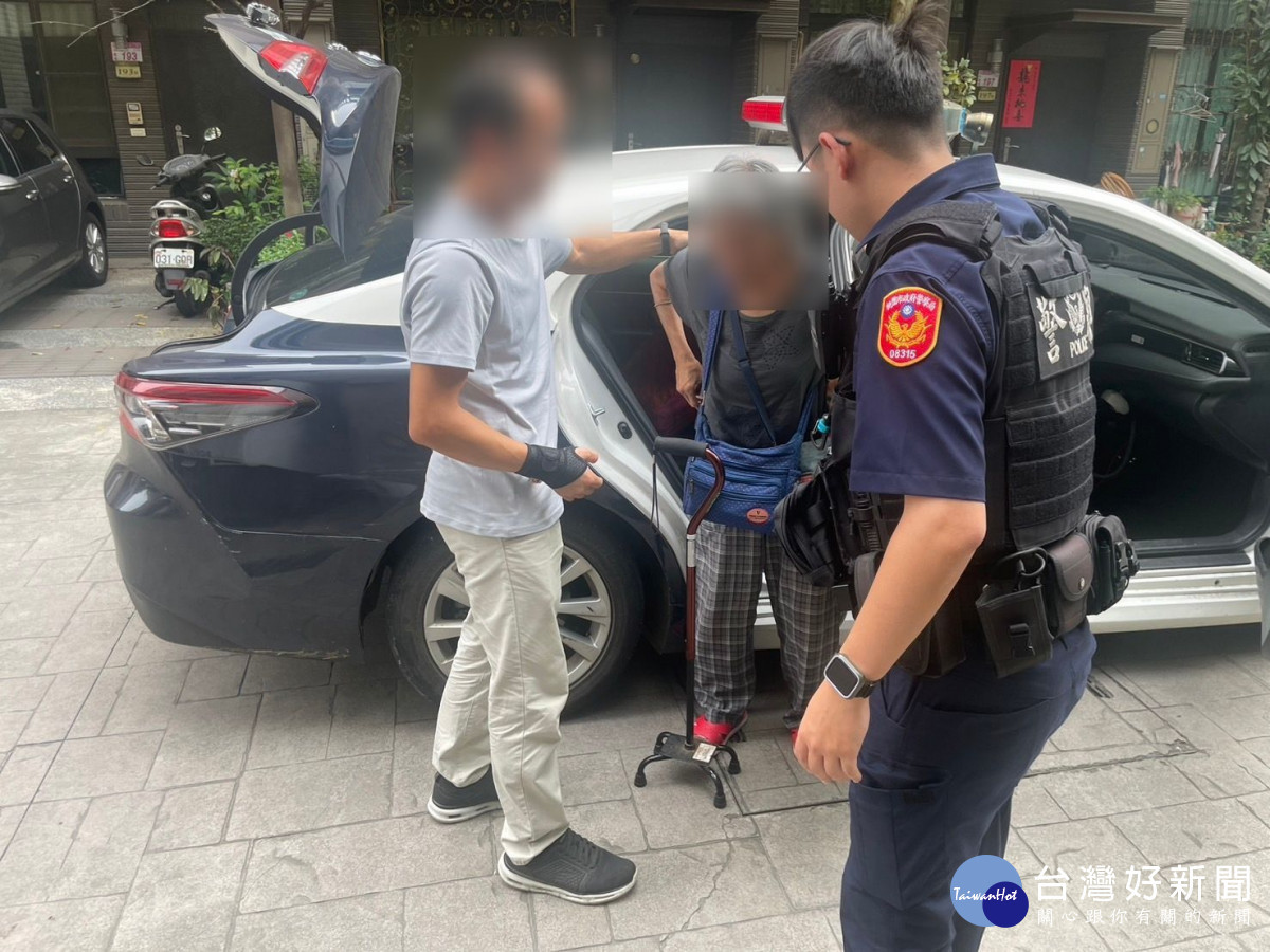 失智婦晨起散步迷途,平鎮警發現平安護送返家。