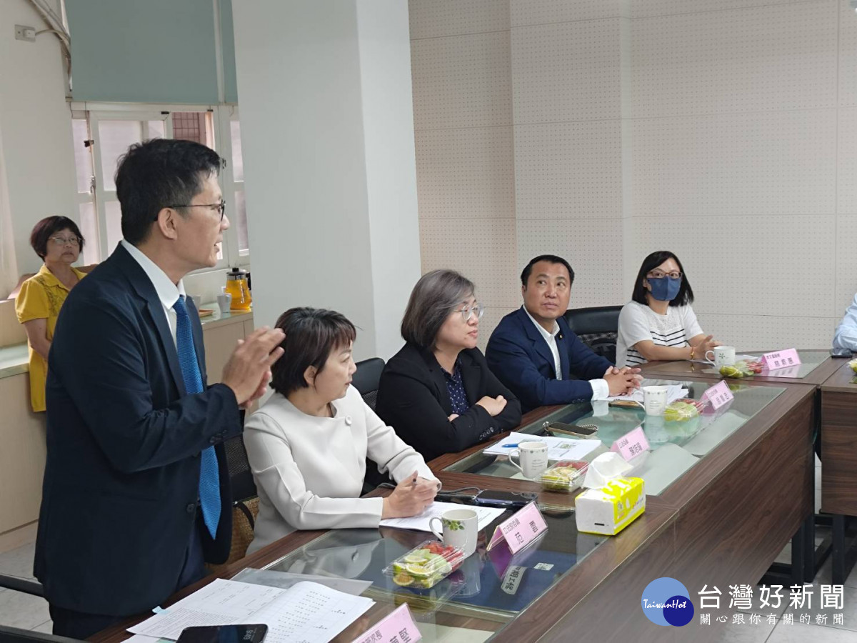 立法院教育文化委員會,針對桃園市國中小老舊校舍、廁所等環境設備所進行的考察。