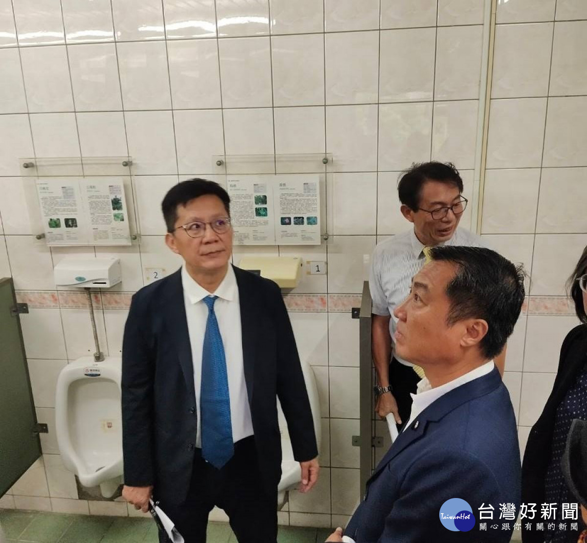 立法院教育文化委員會,針對桃園市國中小老舊校舍、廁所等環境設備所進行的考察。