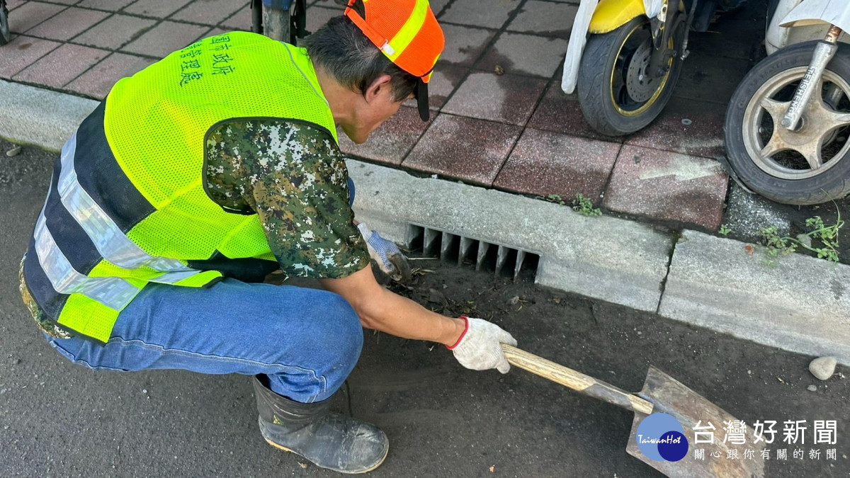 道路側溝洩水孔清淤。