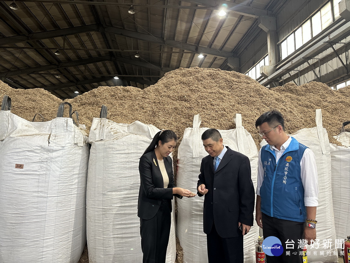 許縣長與黃陳柏彰執行長、張市長一同參觀現場作業。(記者扶小萍攝)