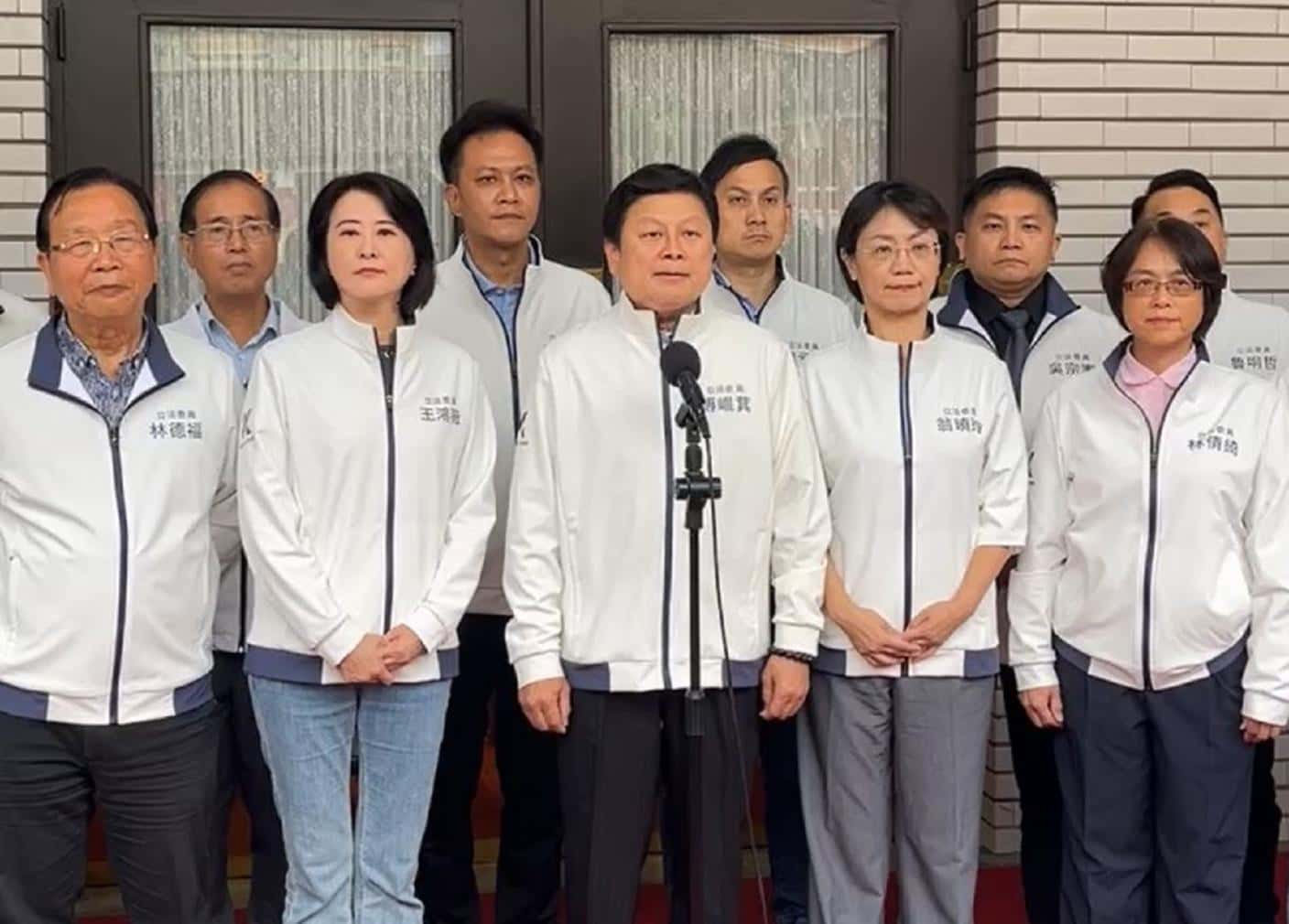 國民黨立院黨團總召傅崐萁(中)於28日率藍委針對國會改革法案釋憲,做出回應。翻攝國民黨立院黨團臉書