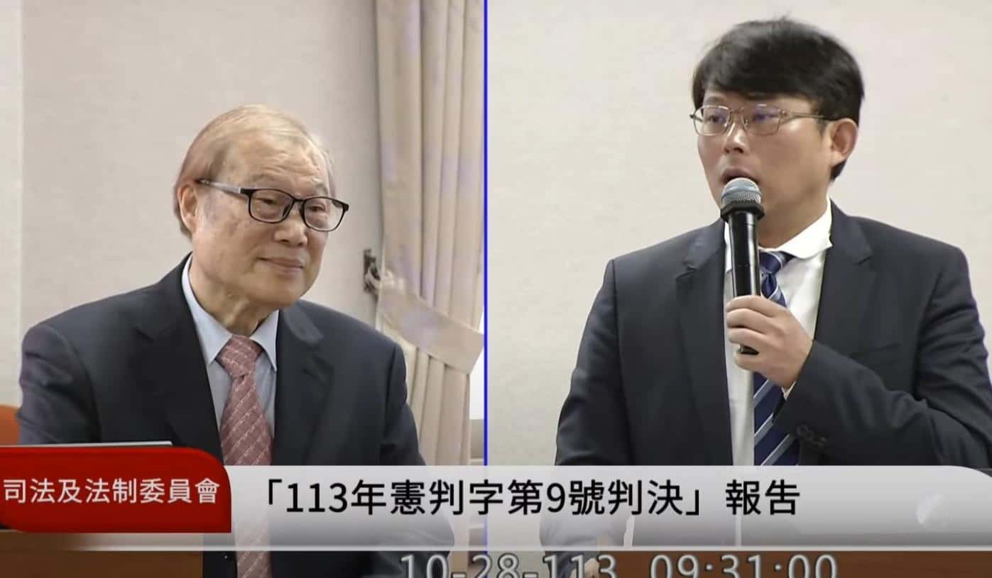 立法院秘書長周萬來(左)在28日接受立委黃國昌(右)質詢,他坦言釋憲限縮立法權。翻攝立法院YT直播頻道