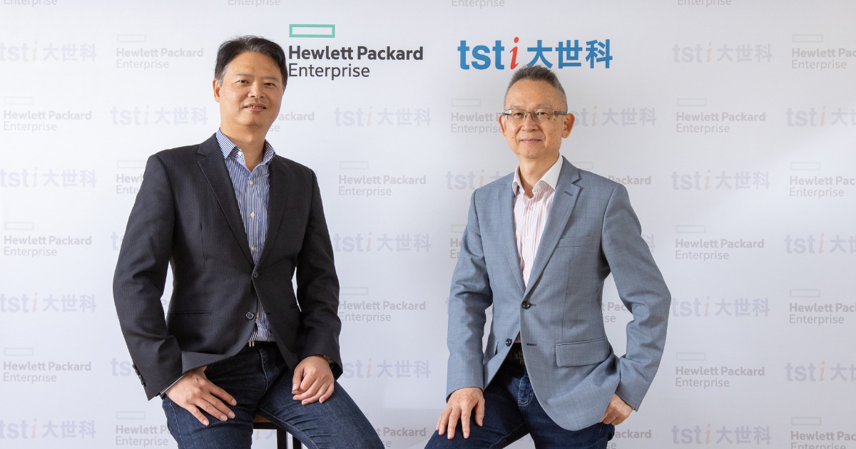 HPE 標準運算系統暨數位銷售事業處副總經理郭裕昇(左)、大世科總經理黃文宏(右)共同表示,因應生成式AI浪潮,兩家公司結合雙方的AI技術與顧問能量共同推出大世科OneAi解決方案,可助企業將AI與商業流程無縫整合,助力企業達成數位轉型的目標。