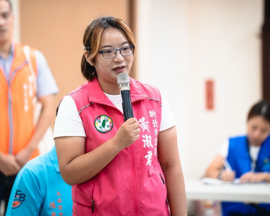 圖／新北市議員黃淑君直指，新北市政府高壓且過勞的工作環境，讓人人敬而遠之，要求市府重新檢討人員待遇，落實公務人員照顧機制。（新北市議員黃淑君臉書）