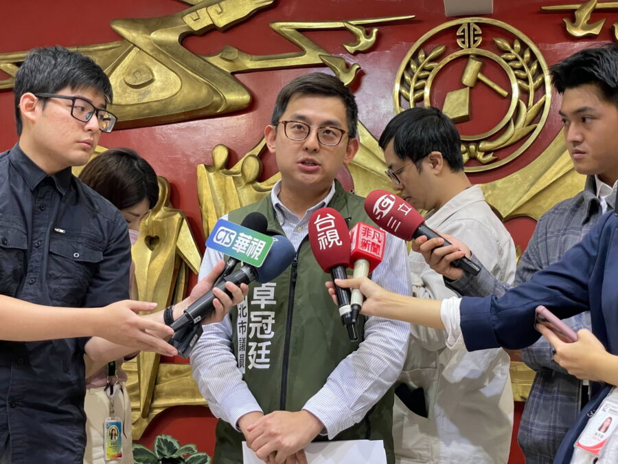 圖/新北市議員卓冠廷指責李四川在雙北市服務,卻對同份合約處理的方式不一致,怒嗆李四川「神鬼都是你,選幾摳大頭啦」!(新北市議員卓冠廷提供)