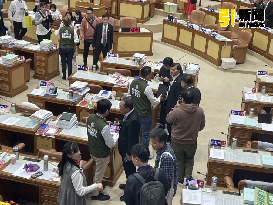 圖/新北市長侯友宜市政總質詢結束後,也與新北市議員卓冠廷交換意見。(記者陳志仁攝,2024.10.28)