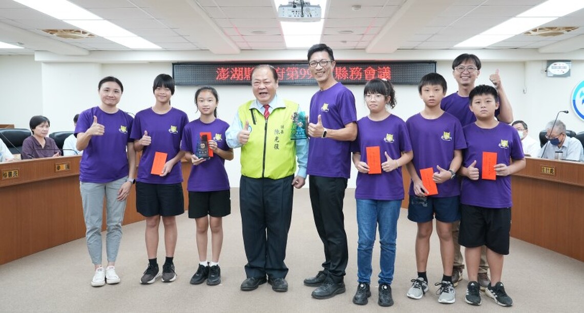 龍門國小於64屆中小學科學展覽中榮獲佳績 陳光復於縣務會議親自表揚