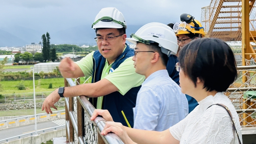 彭部長(左1)視察臺東縣垃圾焚化廠，肯定自主設施完成啟用運轉（圖：環境部循環署）