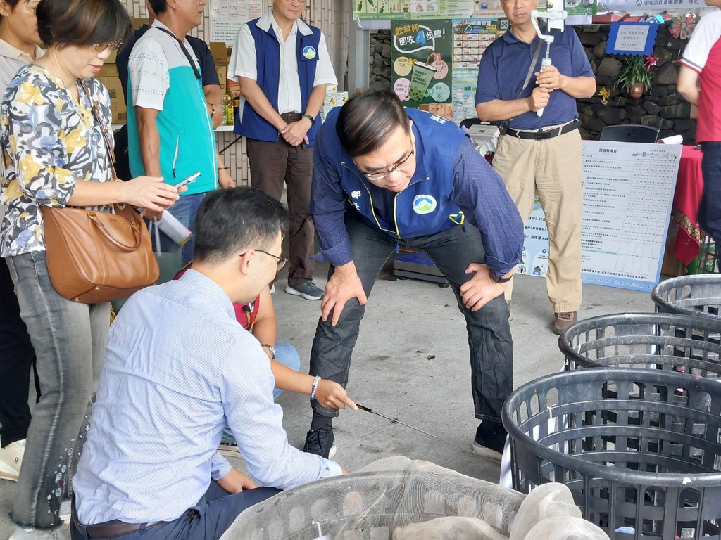 彭啓明部長訪視達仁鄉拉里巴幸福資源回收站（圖：環境部循環署）