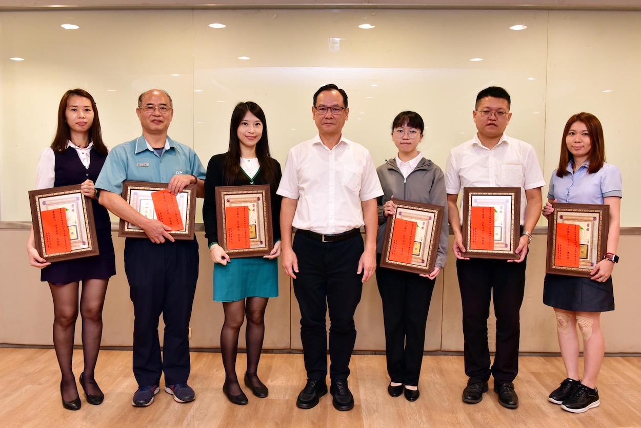 ▲嘉義縣警察局李哲權局長(中)公開表揚6位阻詐有功人員。(圖/嘉義縣警察局提供)