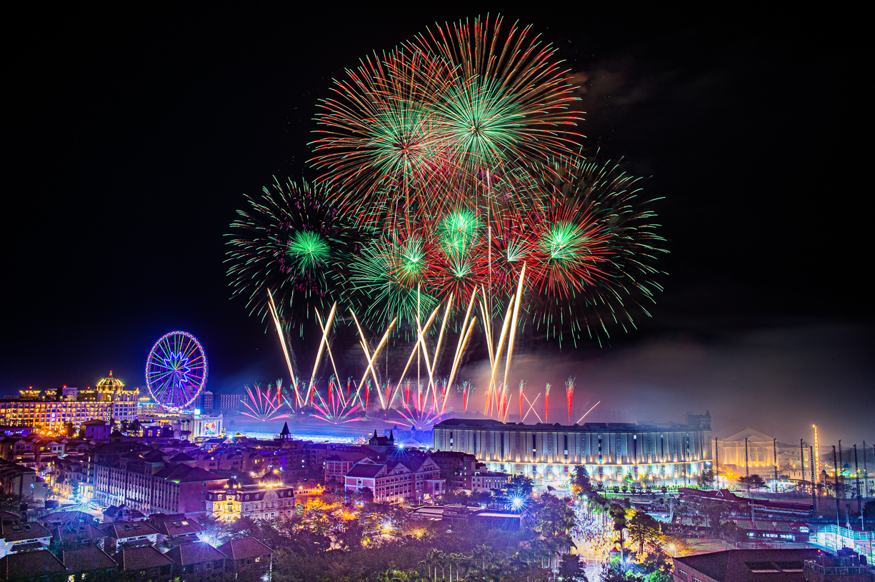 ▲義大最吸睛的高空煙火巨幕 煙花滿場視野覆蓋夜空 效果炫目華麗。（圖/記者黃淑貞資料照片）