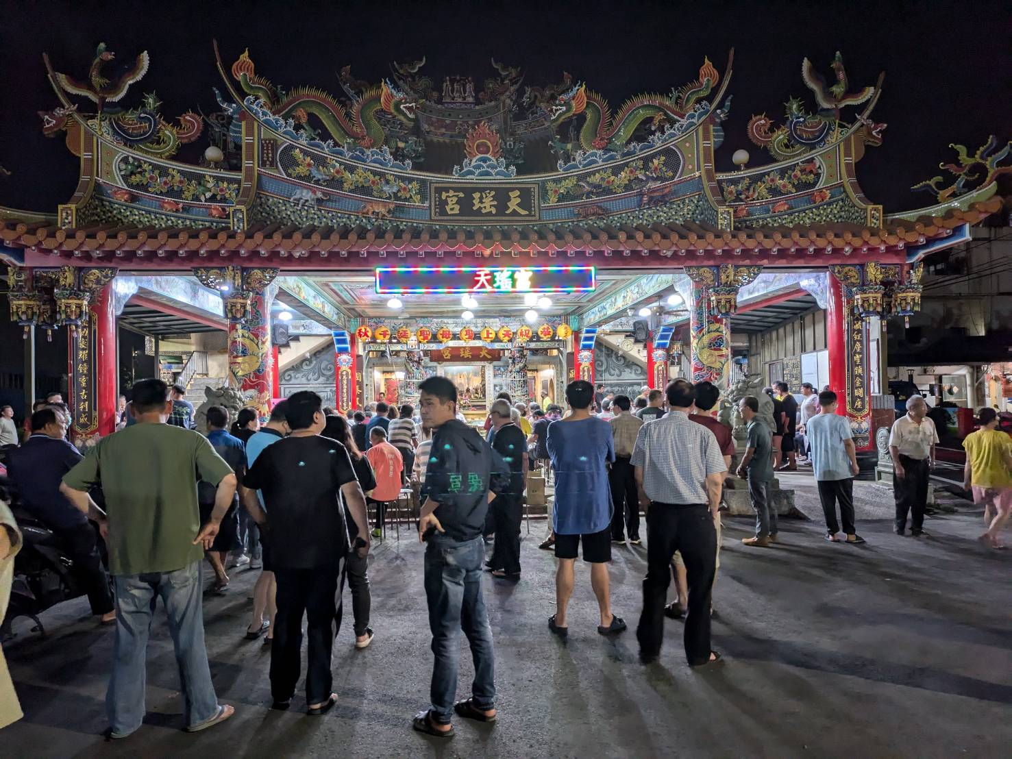 ▲彰化縣興建彰化火化場，反對聲浪擴大延燒，近300人齊聚二林天瑤宮手持「反對二林火葬場，違反民意」的標語，表達對火化場設立的不滿。（自救會提供）