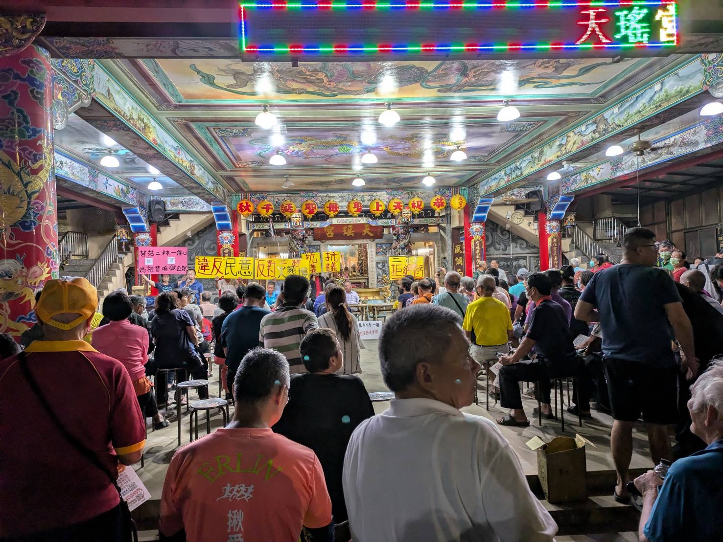 ▲彰化縣興建彰化火化場，反對聲浪擴大延燒，近300人齊聚二林天瑤宮手持「反對二林火葬場，違反民意」的標語，表達對火化場設立的不滿。（自救會提供）