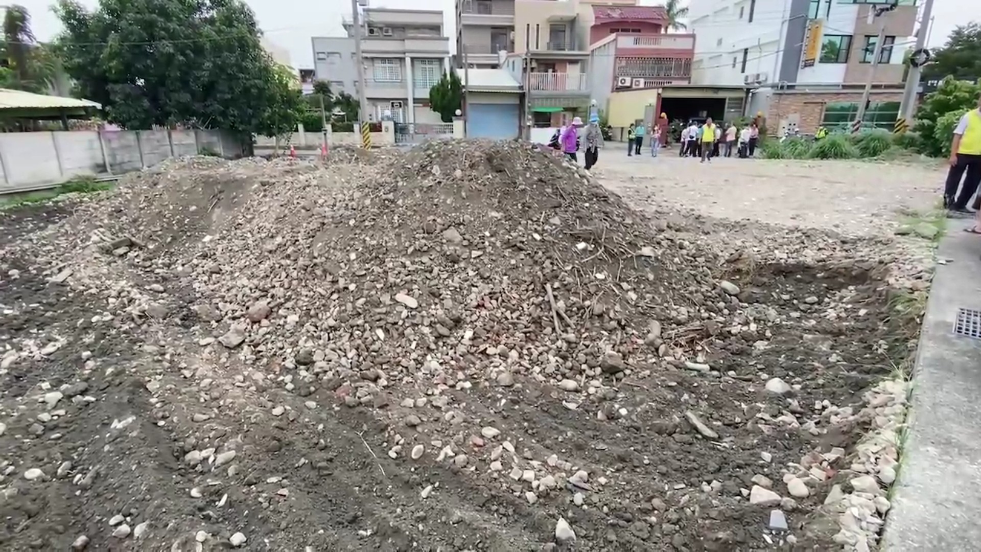 ▲溪洲鄉眉州自辦市地重劃案已歷經18年,至今尚未完成分配,其中一塊重劃地被人傾倒大量廢棄土方。(記者張溎壕攝)