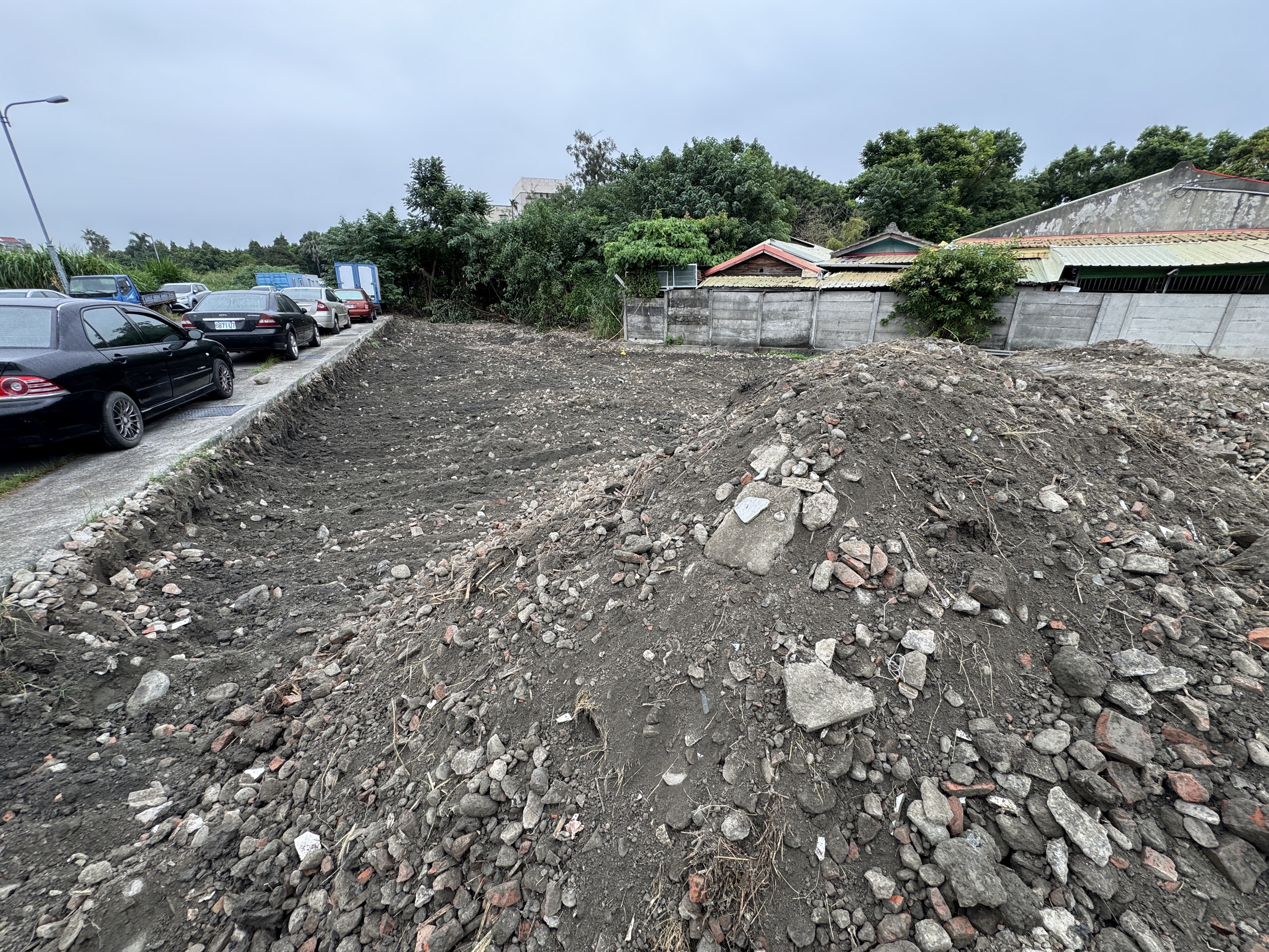 ▲溪洲鄉眉州自辦市地重劃案已歷經18年，至今尚未完成分配，其中一塊重劃地被人傾倒大量廢棄土方。（記者張溎壕攝）