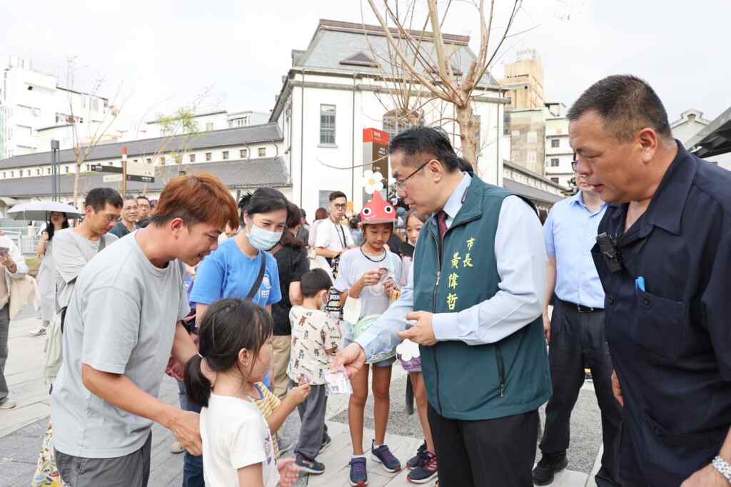 透過交通圖卡、媒體宣傳等方式呼籲前來參觀的民眾選擇大台南公車,或活動接駁車前往,市府還特別提供15,000份限量咖啡分享券贈予搭乘接駁車的民眾。