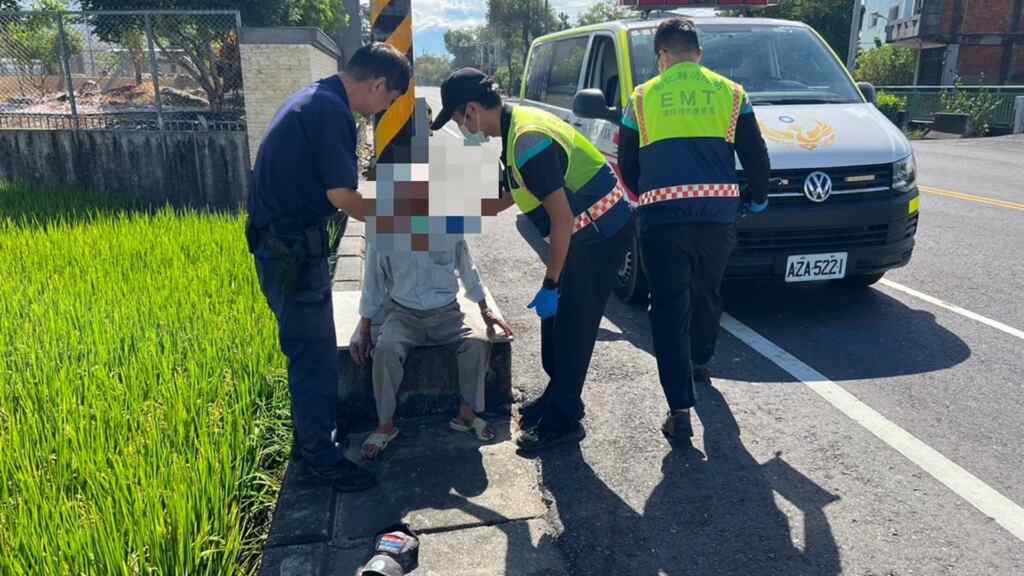 ▲攙扶老翁到路邊安全的水泥田埂上，同時聯繫救護車將老翁送往南投縣草屯佑民醫院接受檢查。（記者林明佑翻攝）
