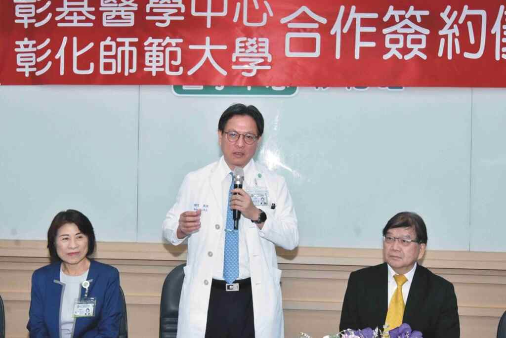 ▲彰基醫學中心總院長陳穆寬教授代表彰基捐贈30萬元獎學金 (中),支持本校原住民專班學生 (中),國立彰化師範大學校長陳明飛教授(右)出席捐贈儀式。(記者林明佑翻攝)