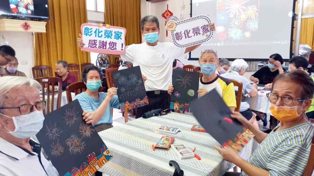 ▲彰化榮家舉辦光復節紙藝活動,長輩們透過剪紙與粉蠟筆創作出「煙火秀」,體驗紙上煙火的繽紛視覺盛宴,熱烈慶祝臺灣光復節。(記者林明佑翻攝)