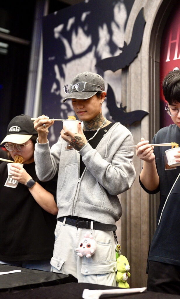 參賽者品嚐阿舍食品新款拌麵