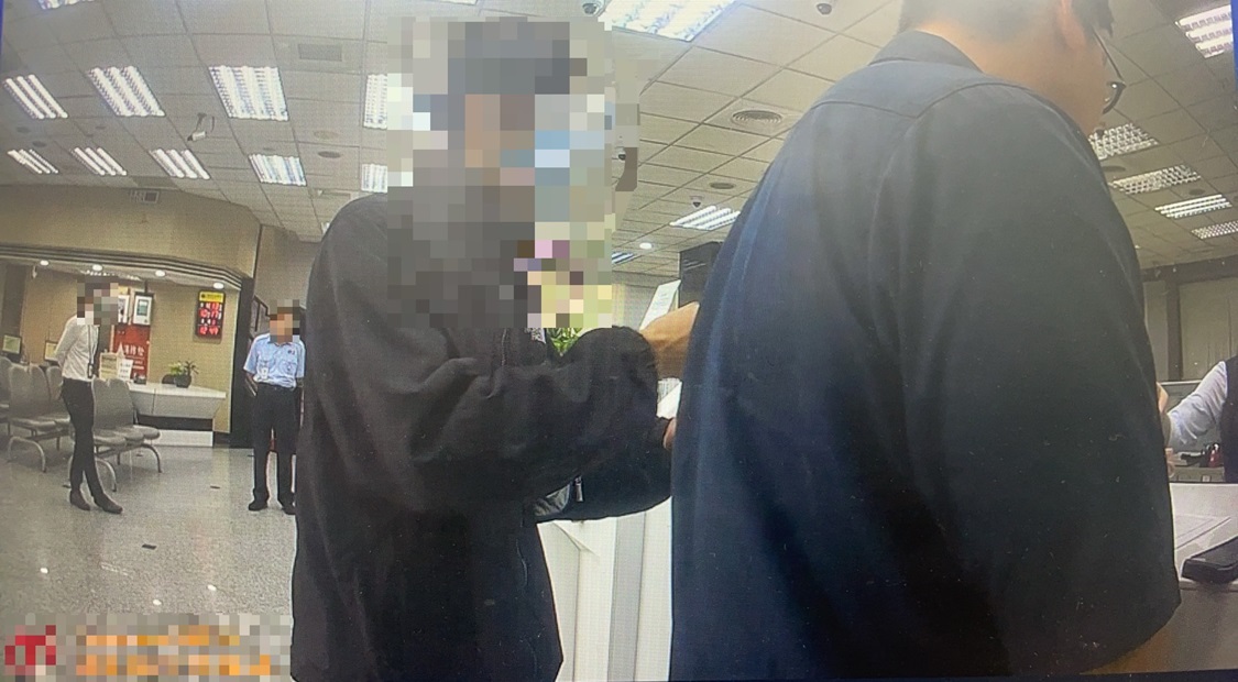 ▲圖說:民權所員警接獲銀行通報,成功攔阻男子匯出165萬「裝修款」 (圖/台中市政府 提供)