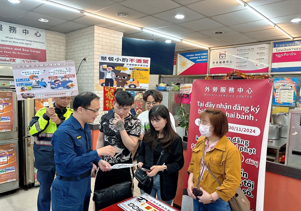 喊話外籍朋友別觸法 中和警強化宣導微電車法令 216 248241028a05