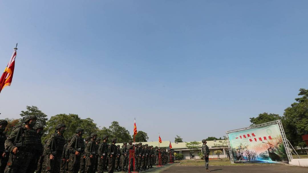 海軍陸戰隊2天兵摸魚摸到大白鯊 溜哨睡大頭覺下場超慘 208 海軍陸戰隊2天兵摸魚摸到大白鯊 溜哨睡大頭覺下場超慘 207