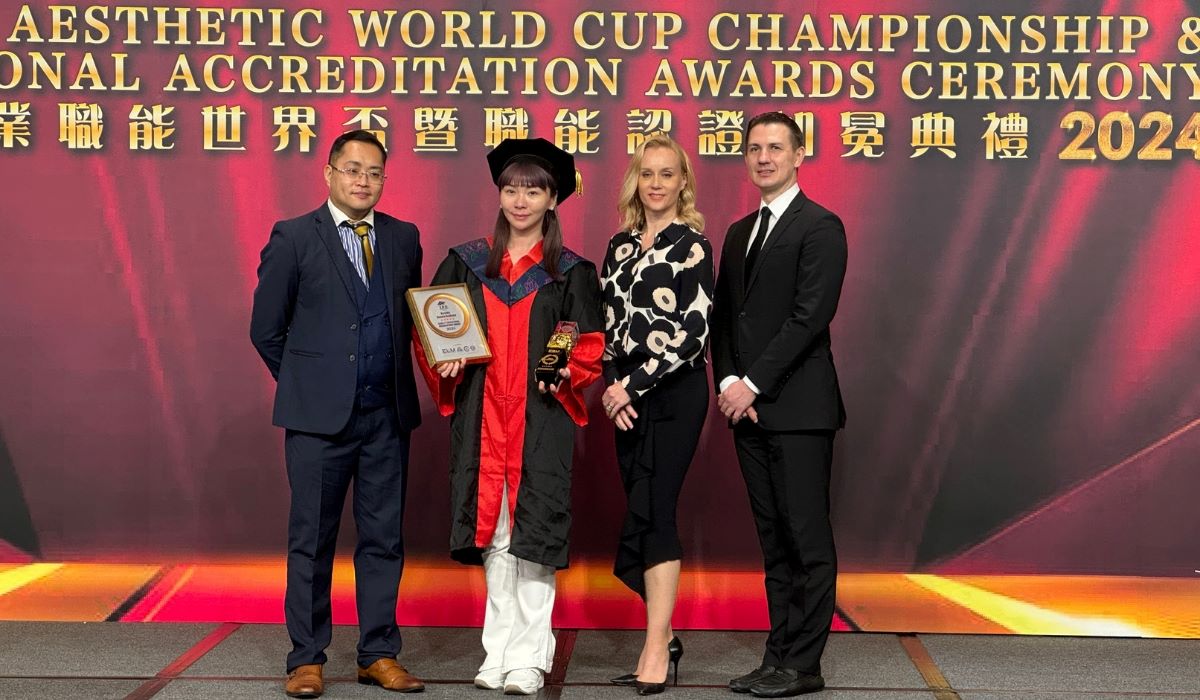 香港頒獎典禮，從右依序英國ELM代表，左二安寶兒老師，左一香港INTACQ代表（圖片來源／Her&His國際美業教育中心提供）