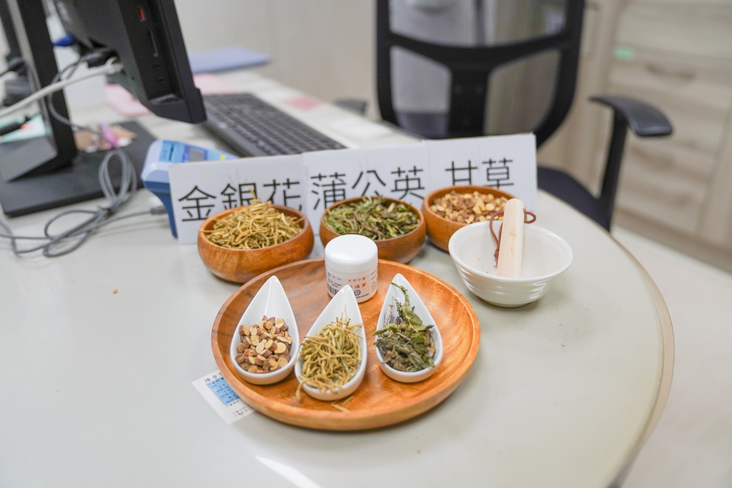 吳佩芸醫師表示,青春痘的中醫治療分為三階段:先用清熱解毒藥物消炎,然後活血化瘀淡化痘疤,最後調理體質以預防復發,改善腸胃功能和情緒。(圖/記者林照東翻攝)