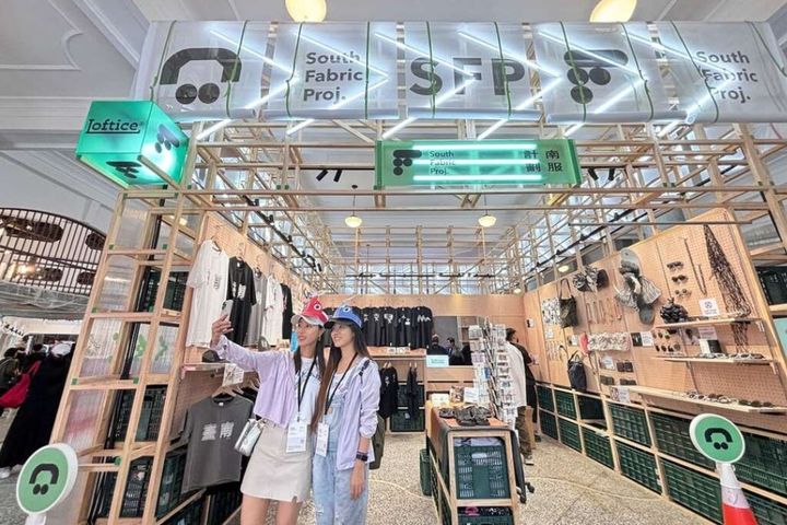 台灣設計展主展場-民眾於西市場拍照留念。 圖:台南市政府觀光旅遊局/提供