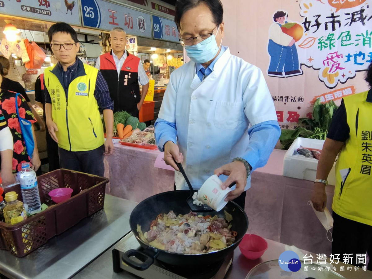 彰化市宣傳市場聯合促銷活動,林世賢市長今日大秀廚藝,露一手「三杯雞」料理。圖/記者鄧富珍攝