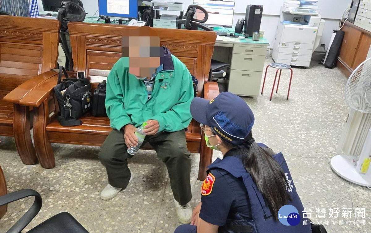 警員安撫老翁情緒等家人來接回。(中興分局提供)