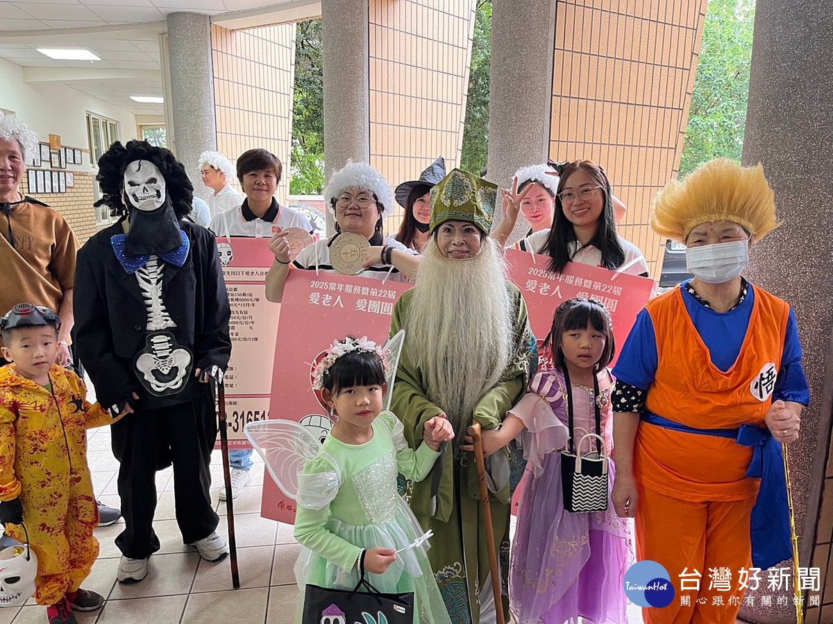 中信房屋中壢新生店的業務夥伴共同響應,裝扮成超大號的「助老愛心袋」,一同變裝