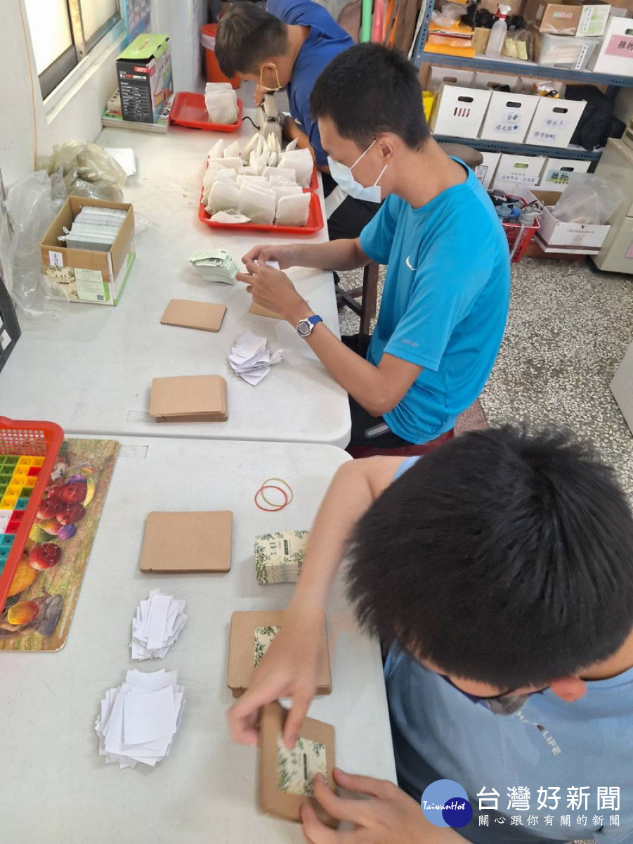 ▲香草沐浴包代工作業，提升身障者精細動作及專注力。