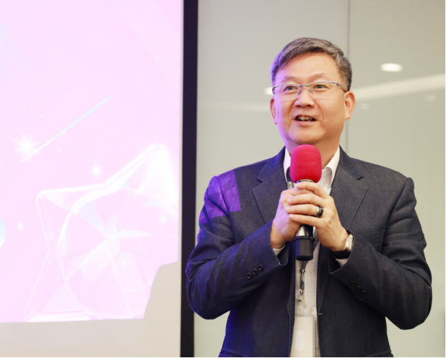 鼎新電腦總裁葉子禎鼓勵Z世代學子們,以全新視角開展數智驅動AI應用領域。