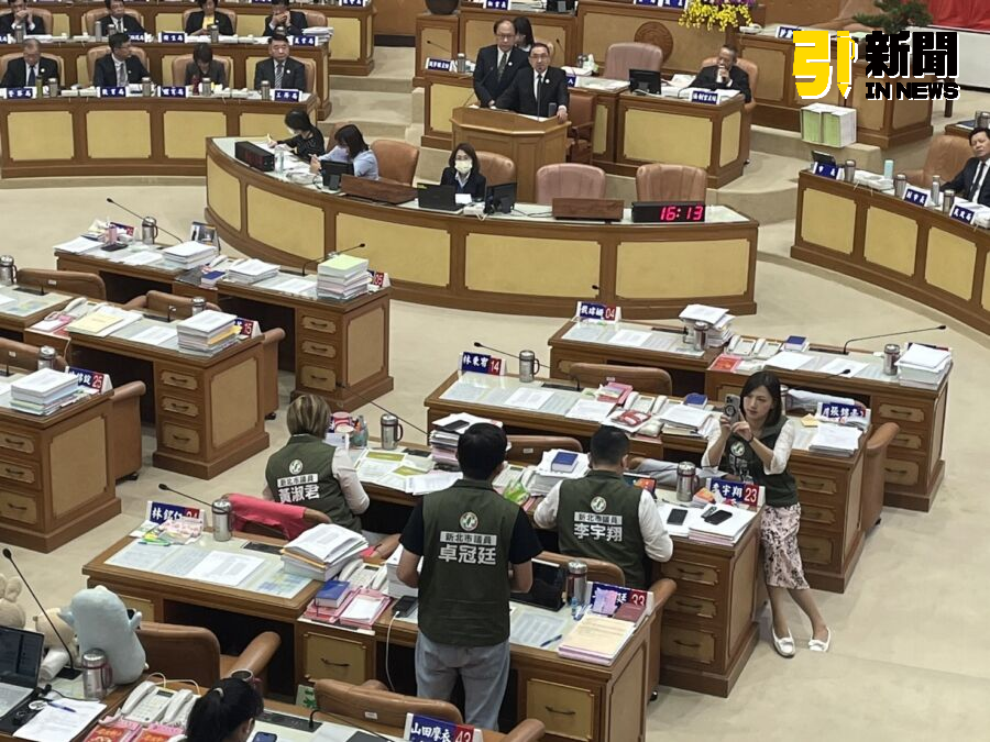 圖/民進黨新北市議員卓冠廷針對捷運環狀線修復的議題質詢新北市長侯友宜,並質疑新北市政府捷運局長李政安未向侯友宜如實報告保固的條款。(記者陳志仁攝,2024.10.29)