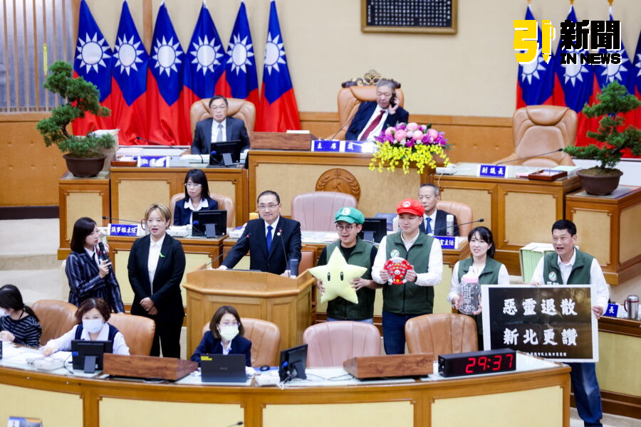 圖/民進黨新北市議員們配合萬聖節變裝,高呼口號希望阻礙市政發展的惡靈能夠退散,讓新北更讚!(記者陳志仁攝,2024.10.29)
