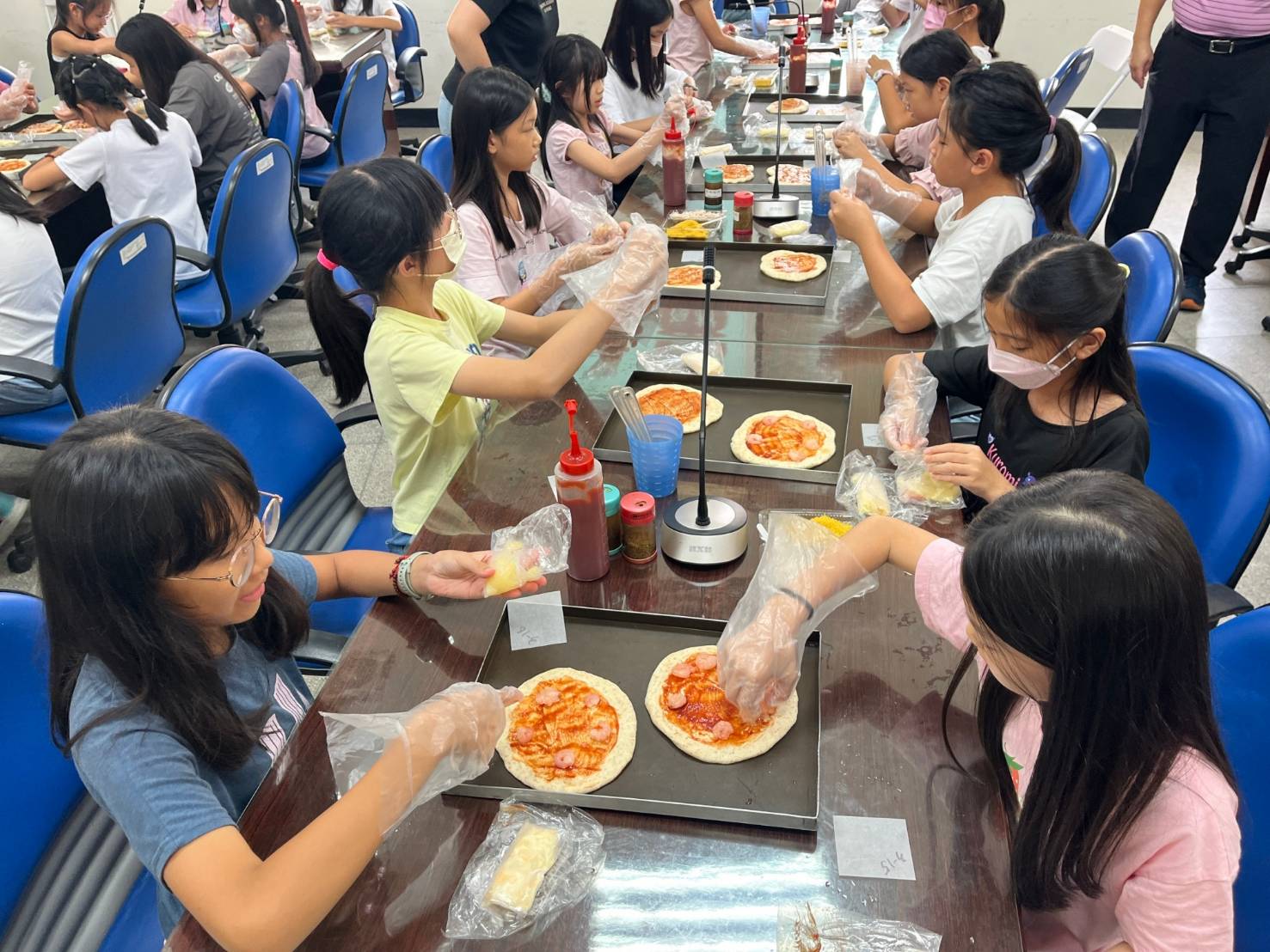 ▲學童親手製作海鮮披薩,將所學的知識應用到健康飲食的實作中。(圖/高雄市河堤國小提供)