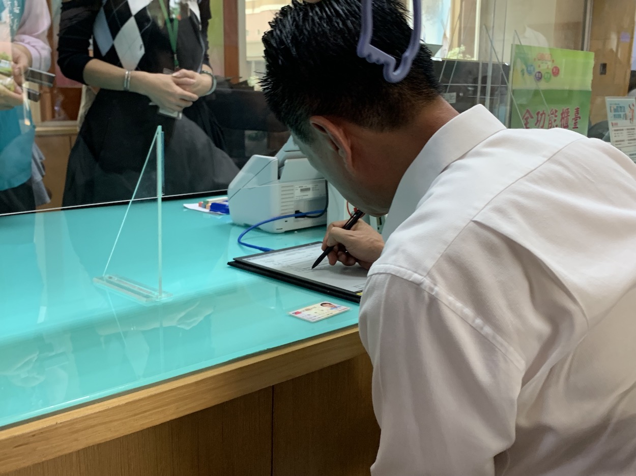 ▲翁章梁縣長確認呈現資料無誤後，即在電子板上簽名完成申請程序。（圖/記者陳惲朋攝）