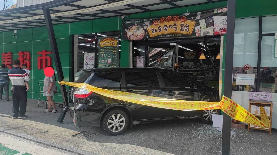 ▲花壇鄉番花路一家超市突被一輛轎車撞破大門,玻璃碎裂一地,女駕駛疑誤將油門當煞車踩撞進超市。(民眾提供)