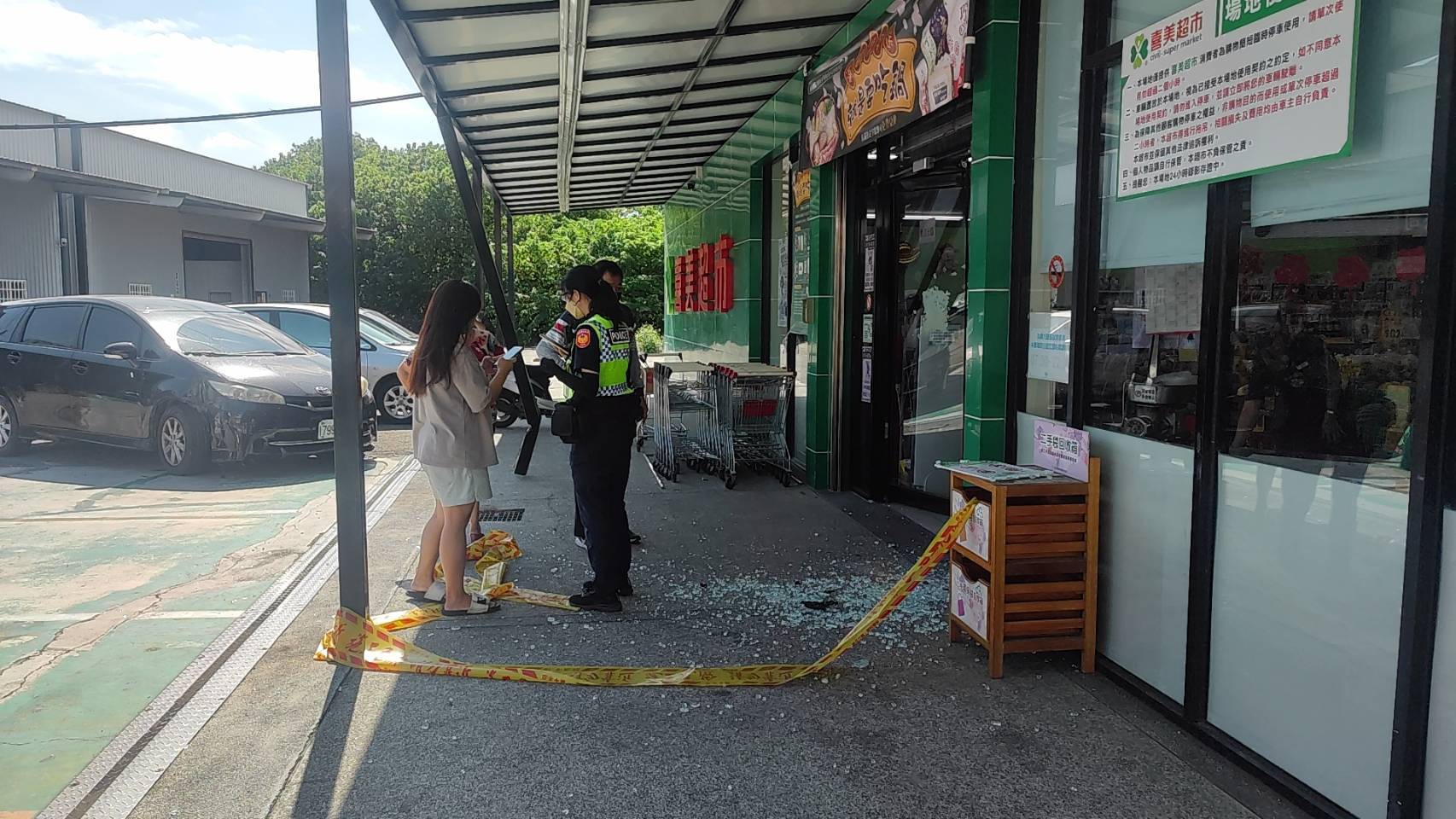▲花壇鄉番花路一家超市突被一輛轎車撞破大門，玻璃碎裂一地，女駕駛疑誤將油門當煞車踩撞進超市。（民眾提供）
