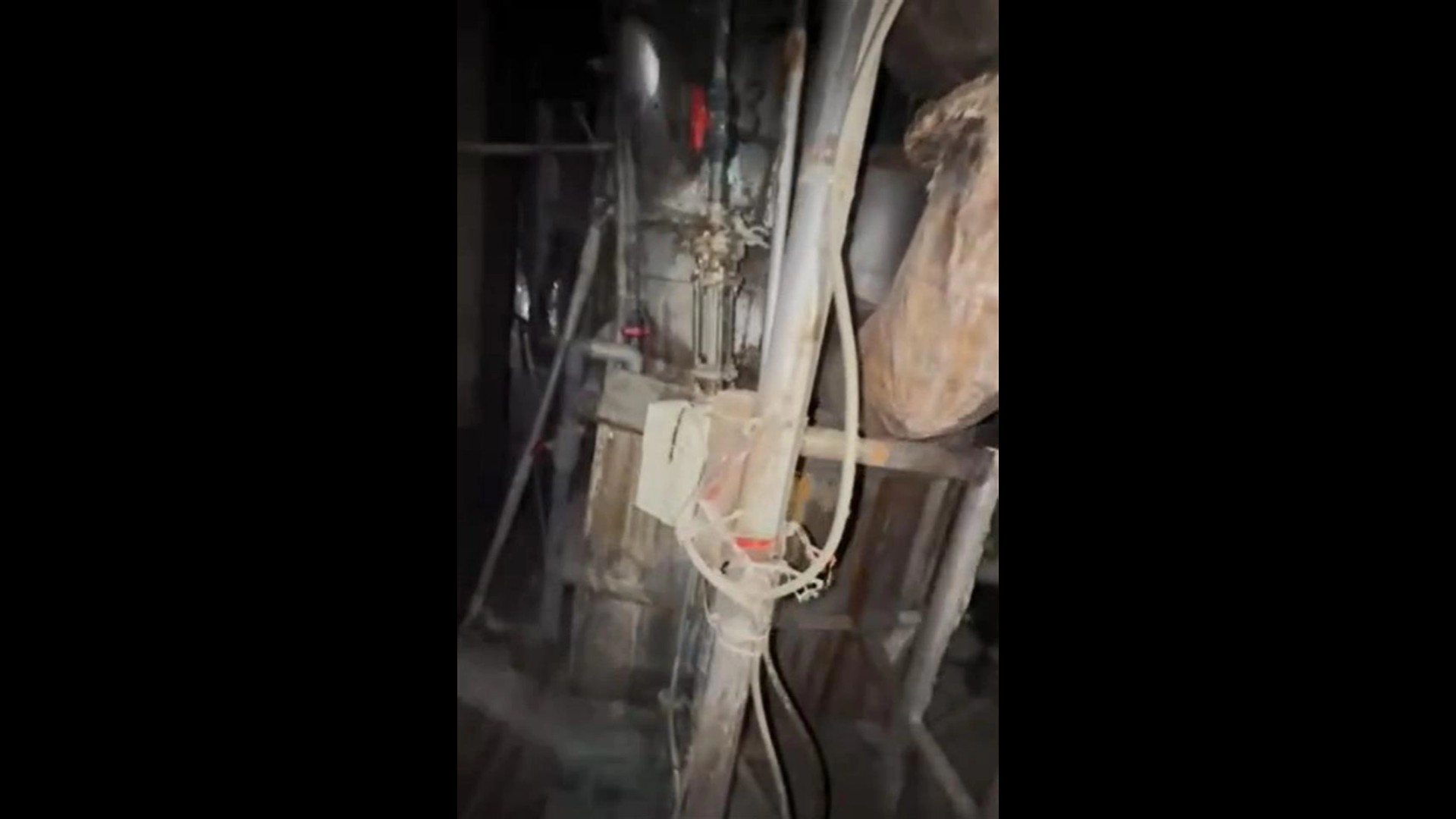 ▲環保局啟動夜間突襲稽查，查獲彰濱園區內某羽毛飼料製造工廠未好好處理廢氣，惡臭四溢將開罰（彰化縣環保局提供）