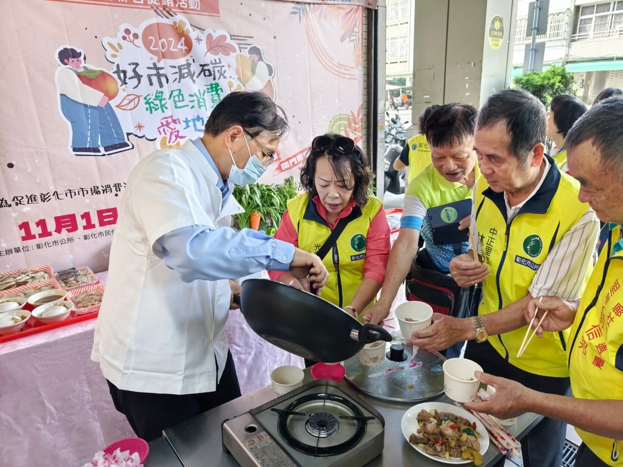 ▲彰化市113年市場聯合促銷活動」，宣傳會上市長林世賢親自示範拿手料理「三杯雞」。（記者張溎壕攝）
